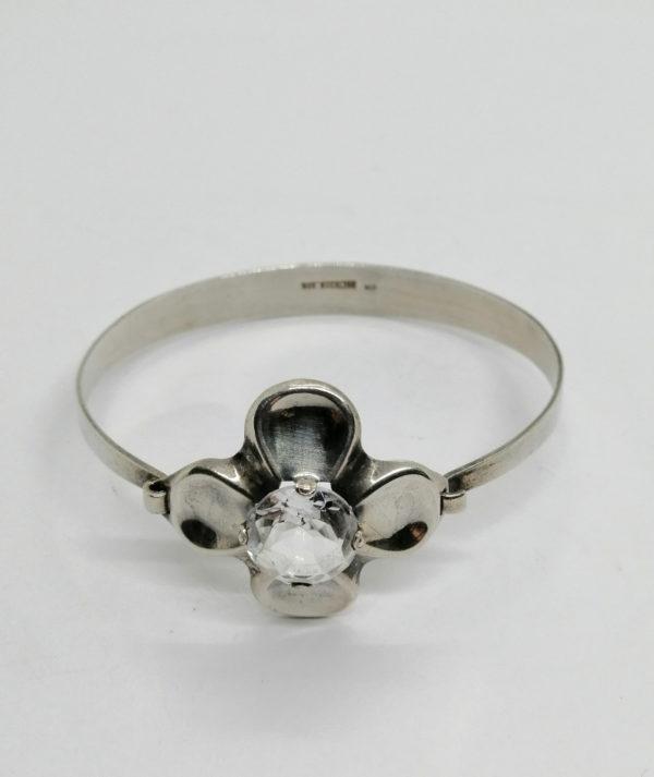 Bracelet argent, jonc et motif de fleur et cristal à facettes, 1970-80.