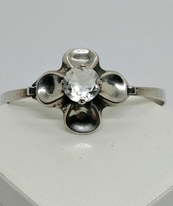 Bracelet argent, jonc et motif de fleur et cristal à facettes, 1970-80. – Image 2