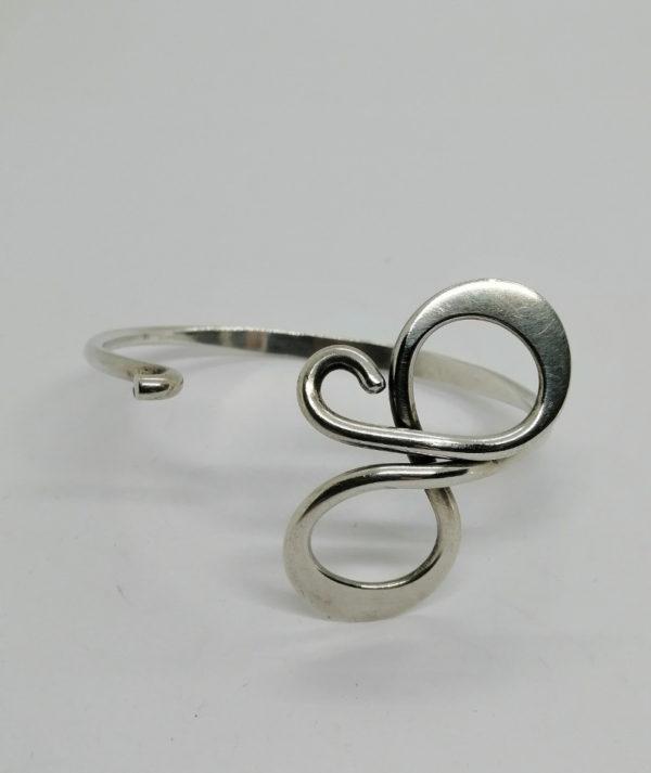 Bracelet argent, jonc ouvert, modèle façon 8 ou ruban, Français vers 1960-80.