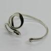 Bracelet argent, jonc ouvert, modèle façon 8 ou ruban, Français vers 1960-80. – Image 2