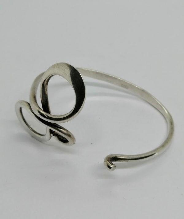 Bracelet argent, jonc ouvert, modèle façon 8 ou ruban, Français vers 1960-80. – Image 2