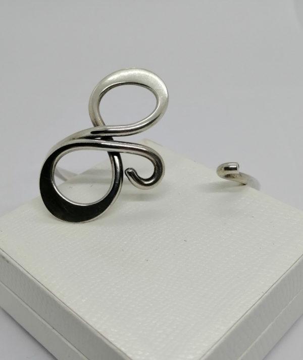 Bracelet argent, jonc ouvert, modèle façon 8 ou ruban, Français vers 1960-80. – Image 3