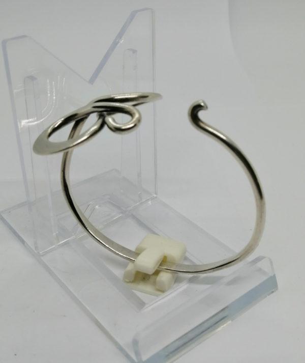 Bracelet argent, jonc ouvert, modèle façon 8 ou ruban, Français vers 1960-80. – Image 4