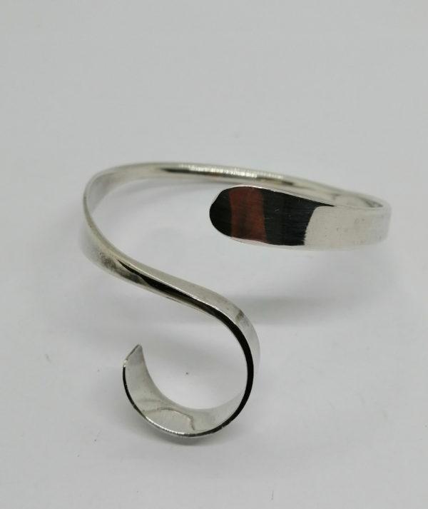 Bracelet argent, jonc de forme particulière, Français 1960-80.