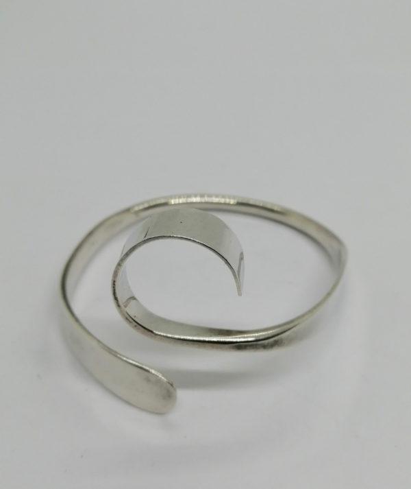 Bracelet argent, jonc de forme particulière, Français 1960-80. – Image 2