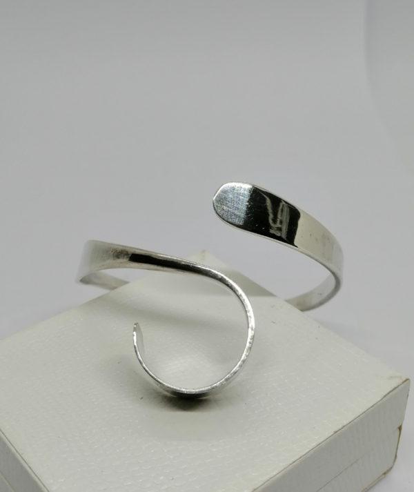 Bracelet argent, jonc de forme particulière, Français 1960-80. – Image 3