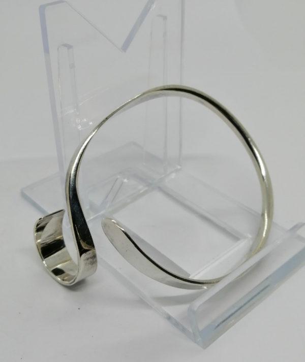 Bracelet argent, jonc de forme particulière, Français 1960-80. – Image 4