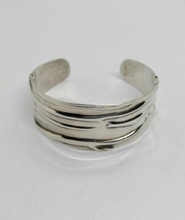 Bracelet argent, jonc ouvert, motif style avec plis.