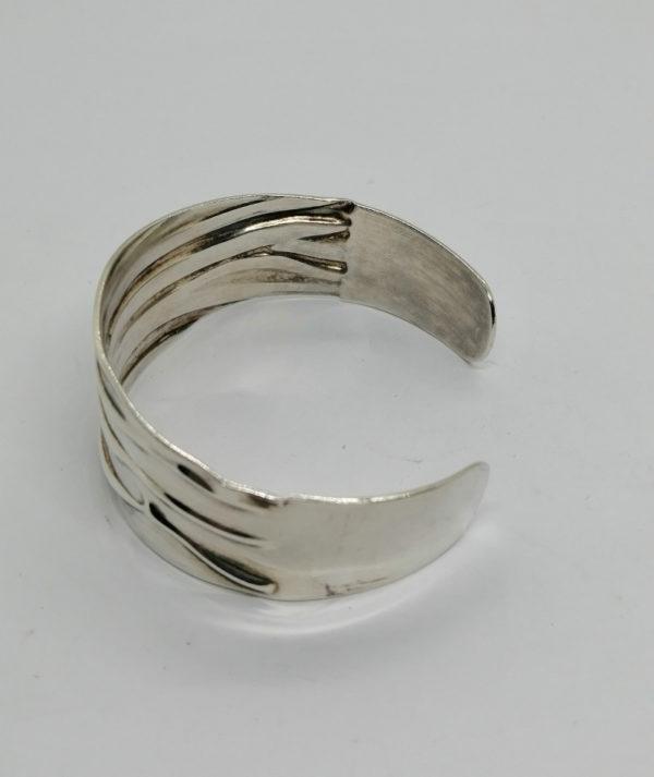 Bracelet argent, jonc ouvert, motif style avec plis. – Image 2