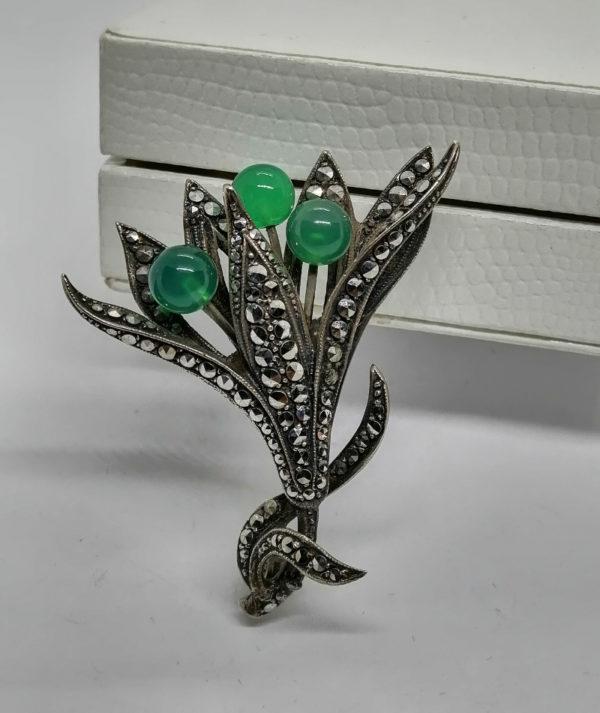Broche argent , façon bouquet avec agate verte et pavage de marcasites.