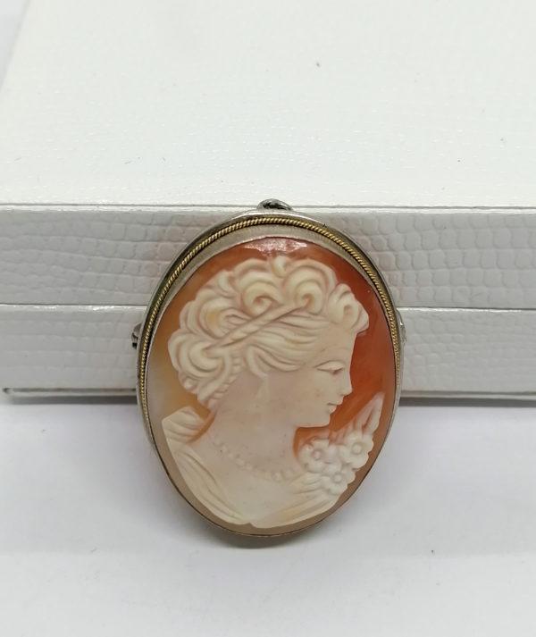 Broche/pendentif en argent avec fil tourné en vermeil et camée coquillage.