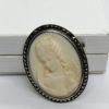 Broche, argent avec marcasites et camée en bakélite blanche.
