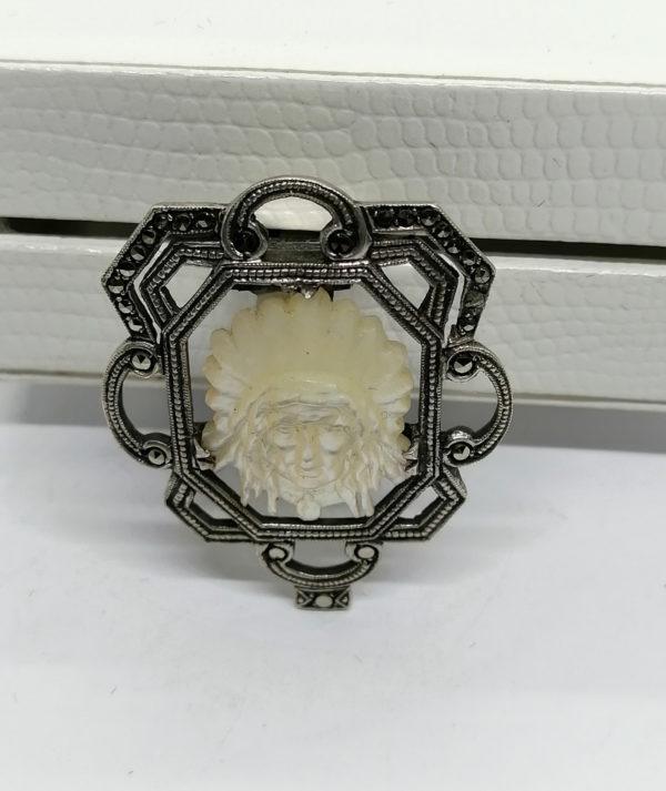 Clip de col, argent pavage marcasites et motif de nacre au centre, 1900-25. – Image 2