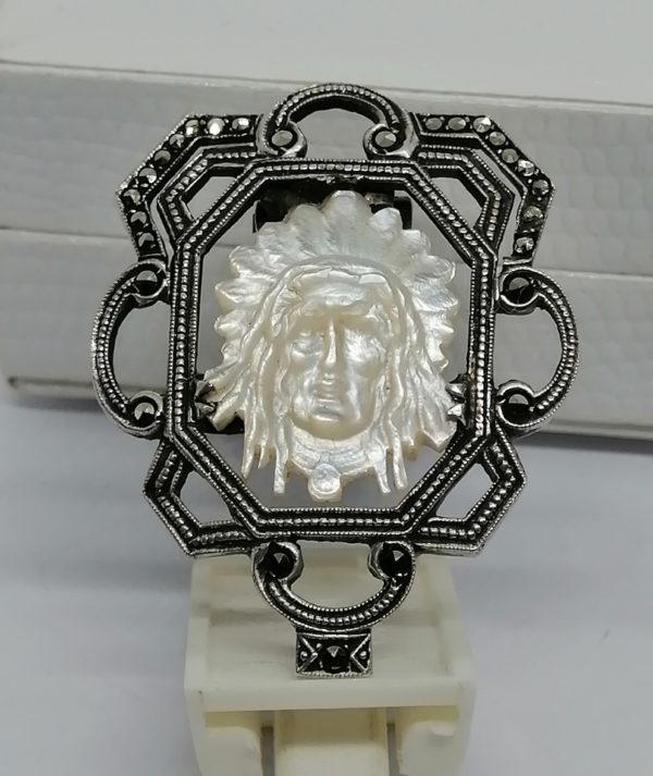 Clip de col, argent pavage marcasites et motif de nacre au centre, 1900-25.