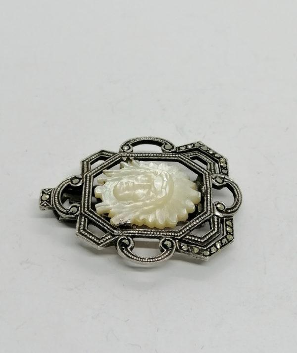 Clip de col, argent pavage marcasites et motif de nacre au centre, 1900-25. – Image 3