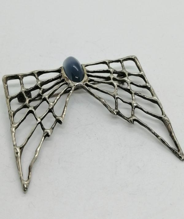 Broche argent, façon chauve-souris très stylisée, et cabochon de pierre. – Image 2