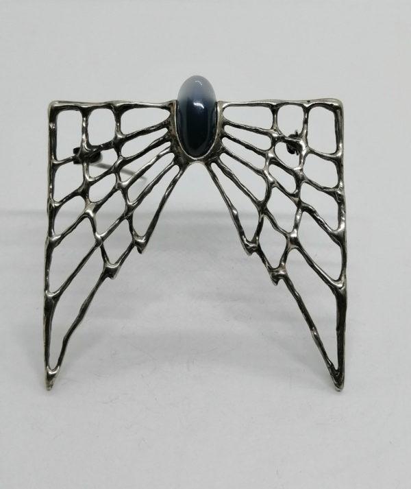 Broche argent, façon chauve-souris très stylisée, et cabochon de pierre. – Image 3