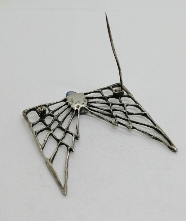 Broche argent, façon chauve-souris très stylisée, et cabochon de pierre. – Image 4