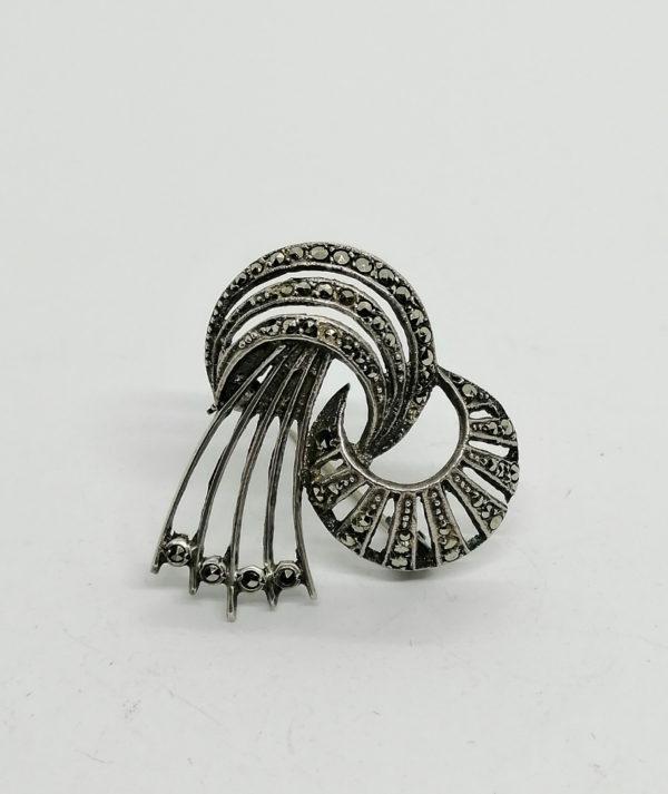 Broche en argent , forme style escargot et ajourée, marcasites .