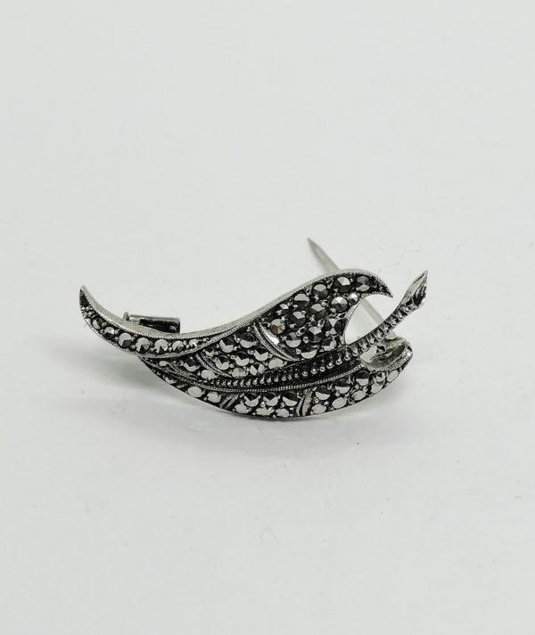 Broche argent , feuille pavée de marcasites, vers 1930.