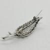 Broche argent , feuille galbée et sertie de pierres blanche. – Image 4