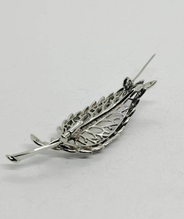 Broche argent , feuille galbée et sertie de pierres blanche. – Image 4