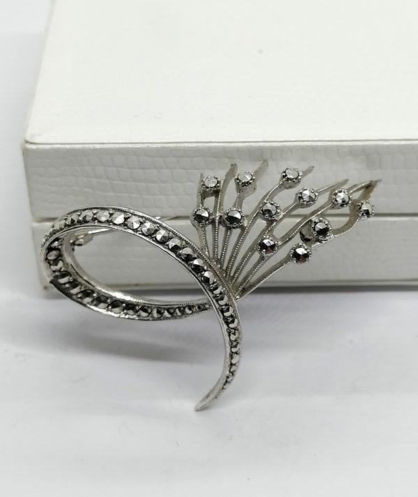 Broche argent de forme stylisée, avec pavage de marcasites.