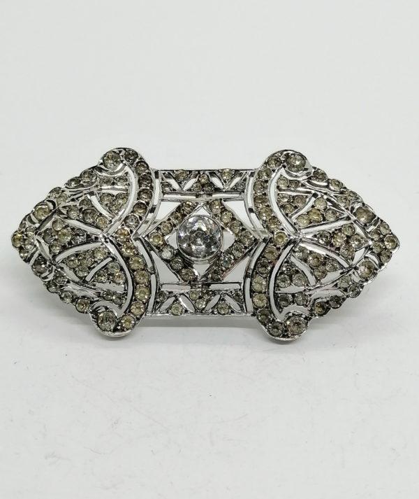 Broche argent, de forme géométrique ajourée, et pavée de strass blanc, Art Déco.
