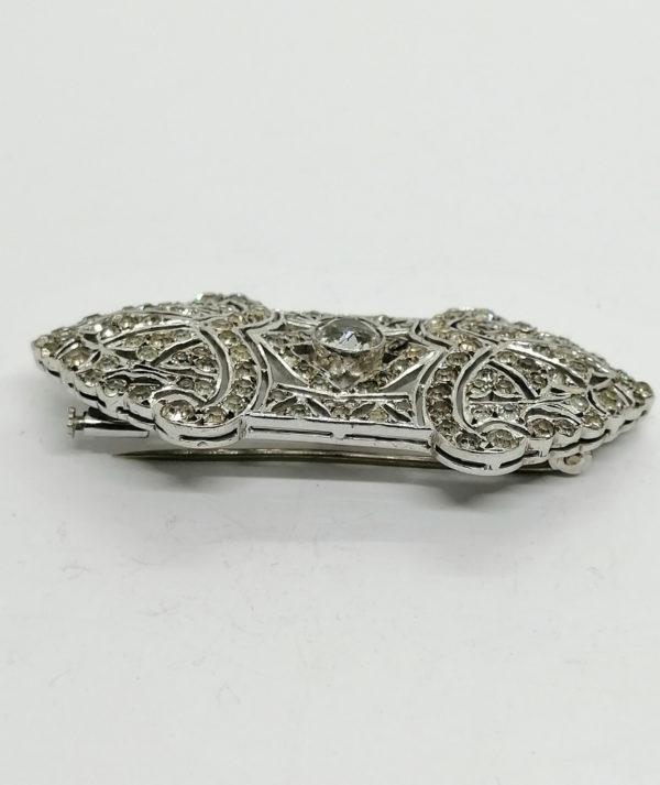 Broche argent, de forme géométrique ajourée, et pavée de strass blanc, Art Déco. – Image 3