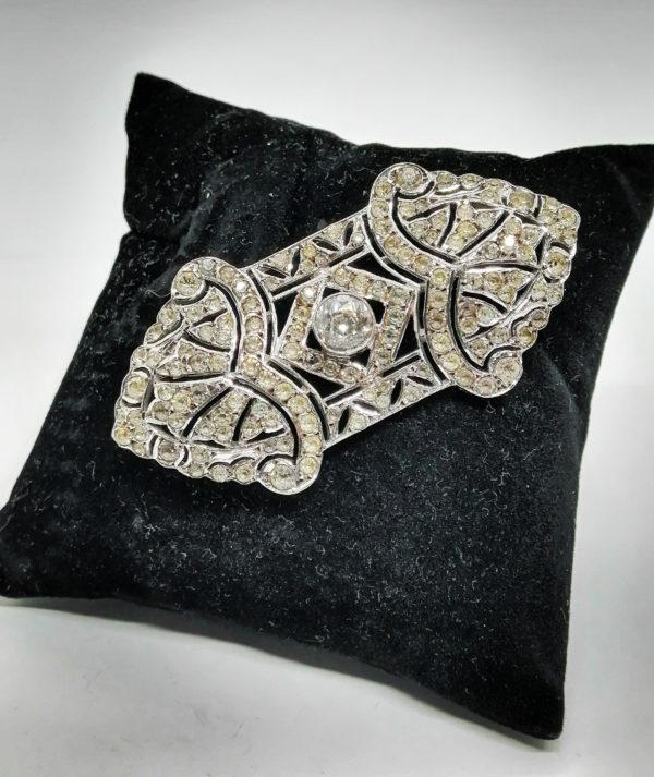 Broche argent, de forme géométrique ajourée, et pavée de strass blanc, Art Déco. – Image 5