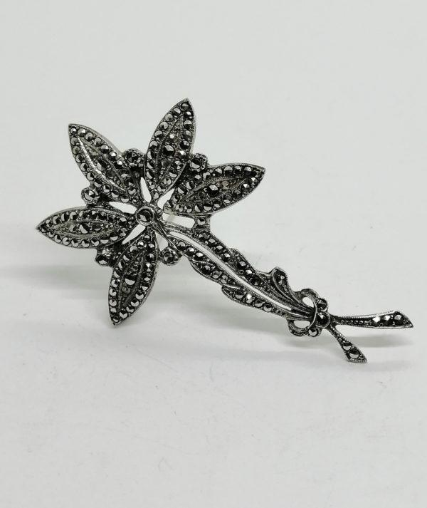Broche argent , fleur pavée de marcasites, et frise perlée, vers 1930.