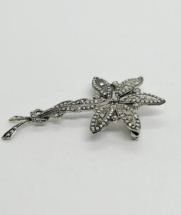 Broche argent , fleur pavée de marcasites, et frise perlée, vers 1930. – Image 3