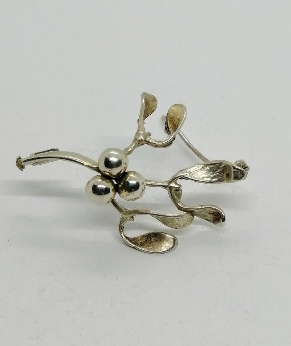Broche argent , branche de gui, porte-bonheur, Art Nouveau, vers 1900.