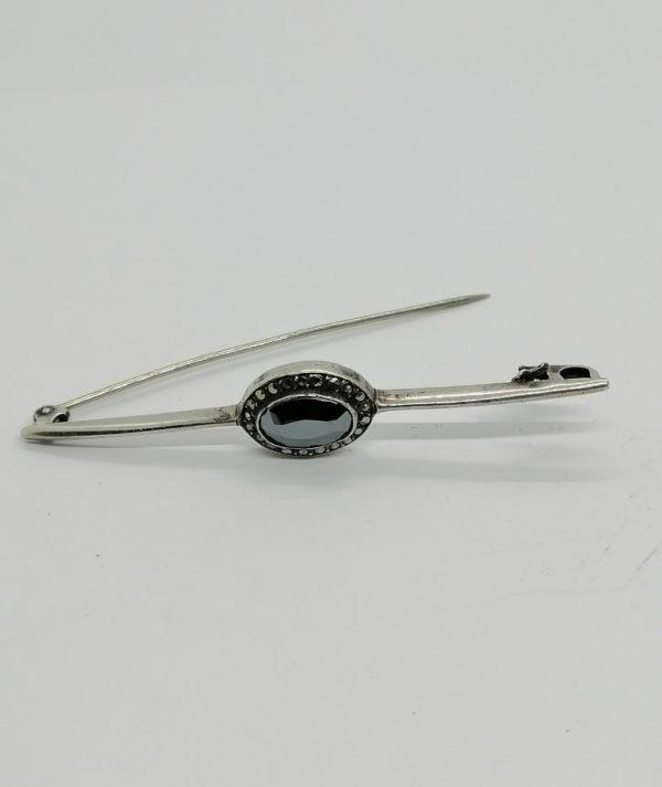 Broche argent, épingle avec hématite ovale facettée et entourage de marcasites, Art Déco. – Image 2