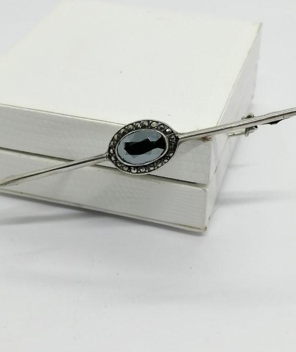 Broche argent, épingle avec hématite ovale facettée et entourage de marcasites, Art Déco.