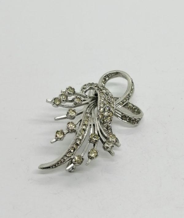 Broche argent, façon florale et ruban, sertie de strass blanc. – Image 2