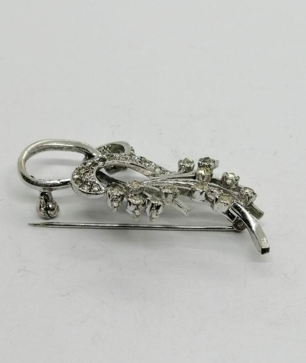 Broche argent, façon florale et ruban, sertie de strass blanc. – Image 3