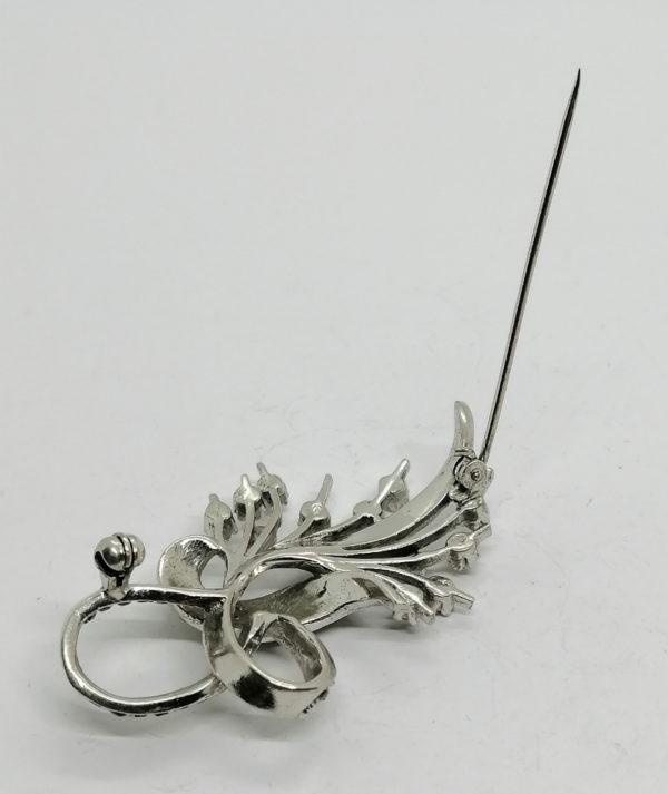Broche argent, façon florale et ruban, sertie de strass blanc. – Image 4