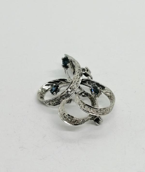 Broche argent façon ruban, ouvragée et sertie de saphirs navettes. – Image 2