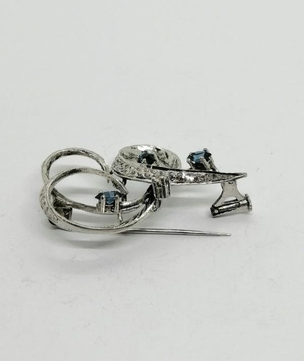 Broche argent façon ruban, ouvragée et sertie de saphirs navettes. – Image 3