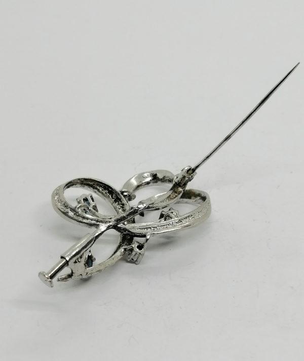 Broche argent façon ruban, ouvragée et sertie de saphirs navettes. – Image 4