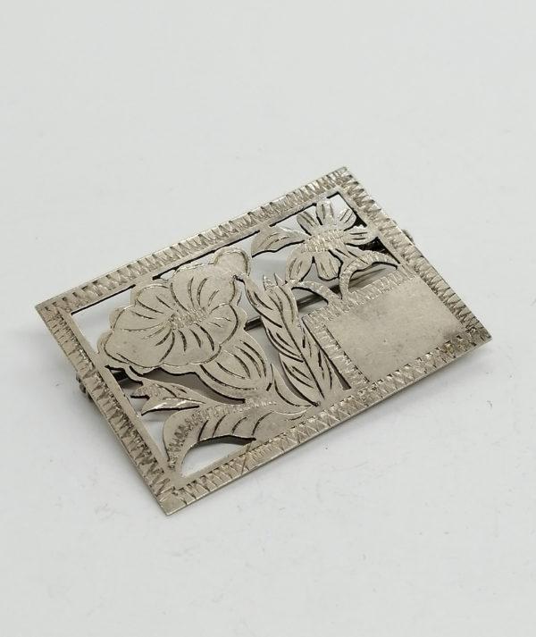 Broche argent en plaque, motifs de fleurs découpées et cartouche. – Image 2