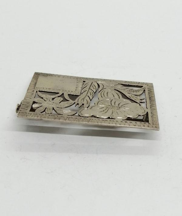 Broche argent en plaque, motifs de fleurs découpées et cartouche. – Image 3