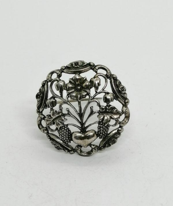 Broche argent, ronde ajourée et motif floral, vigne et un coeur.