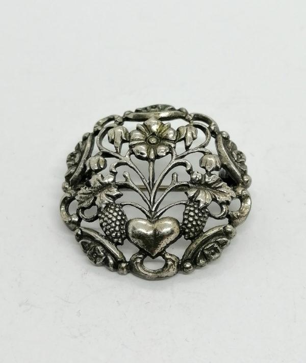 Broche argent, ronde ajourée et motif floral, vigne et un coeur. – Image 2