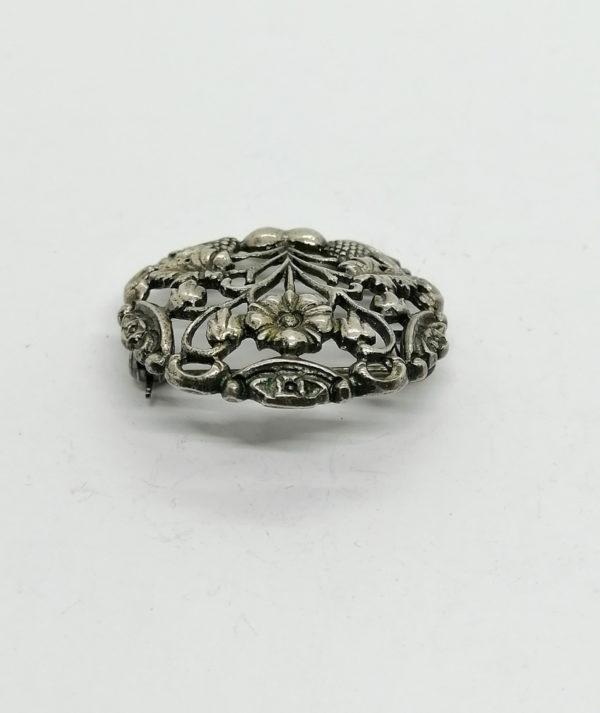Broche argent, ronde ajourée et motif floral, vigne et un coeur. – Image 3