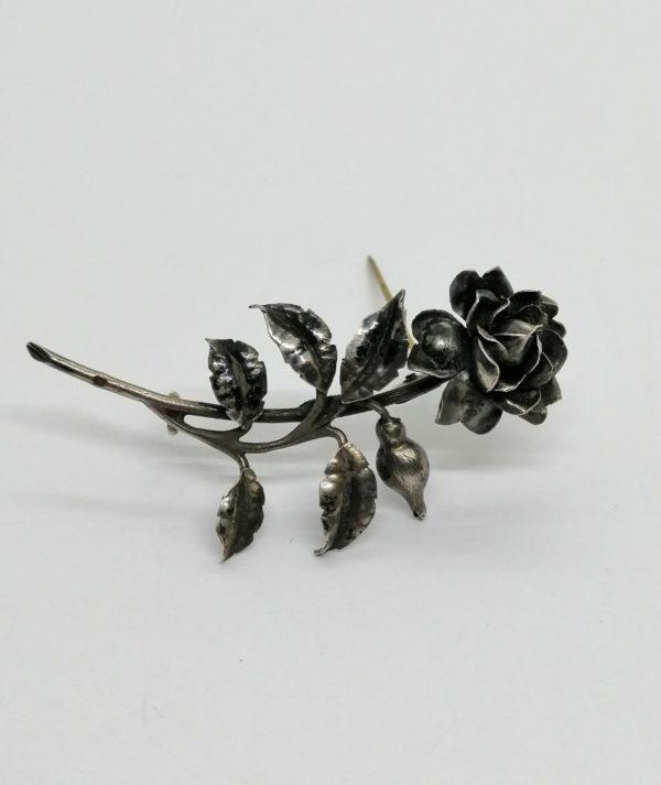 Broche argent , rose et son bouton, époque Art Nouveau.
