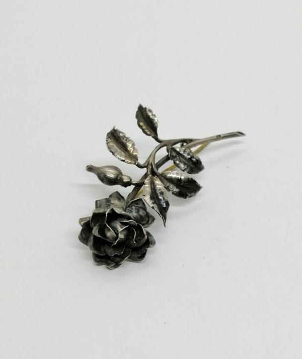 Broche argent , rose et son bouton, époque Art Nouveau. – Image 2