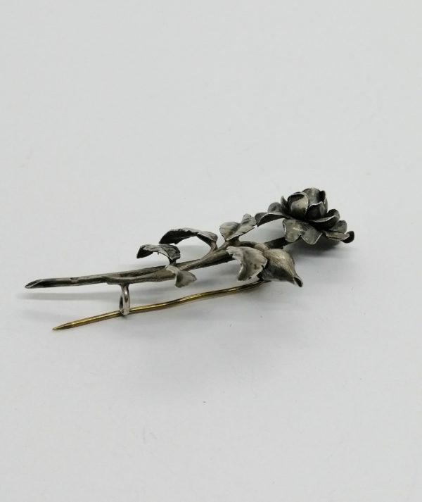 Broche argent , rose et son bouton, époque Art Nouveau. – Image 3