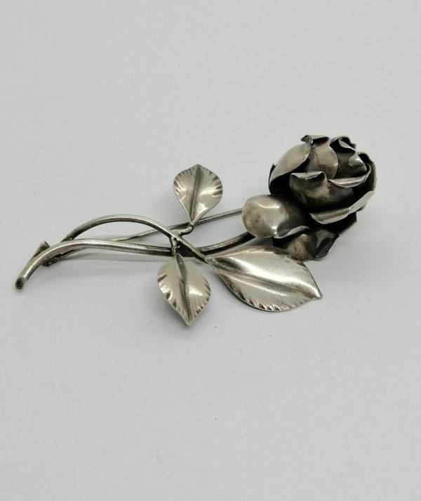 Broche argent, une rose et son feuillage, fin Art Nouveau, 1925-30.